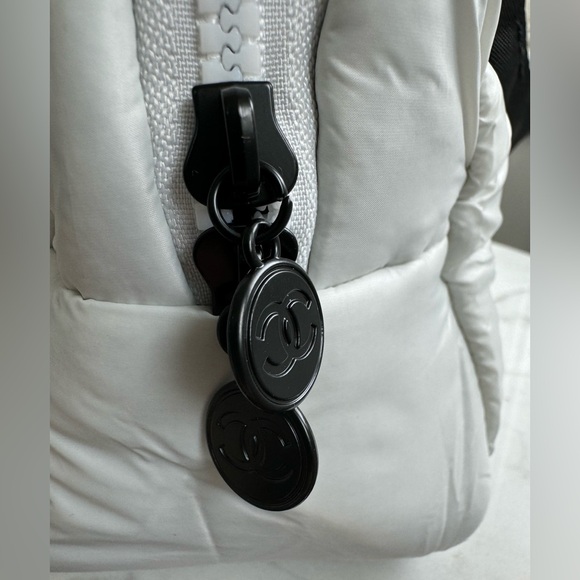 CHANEL Beauty Pouch - Picture 5 of 5